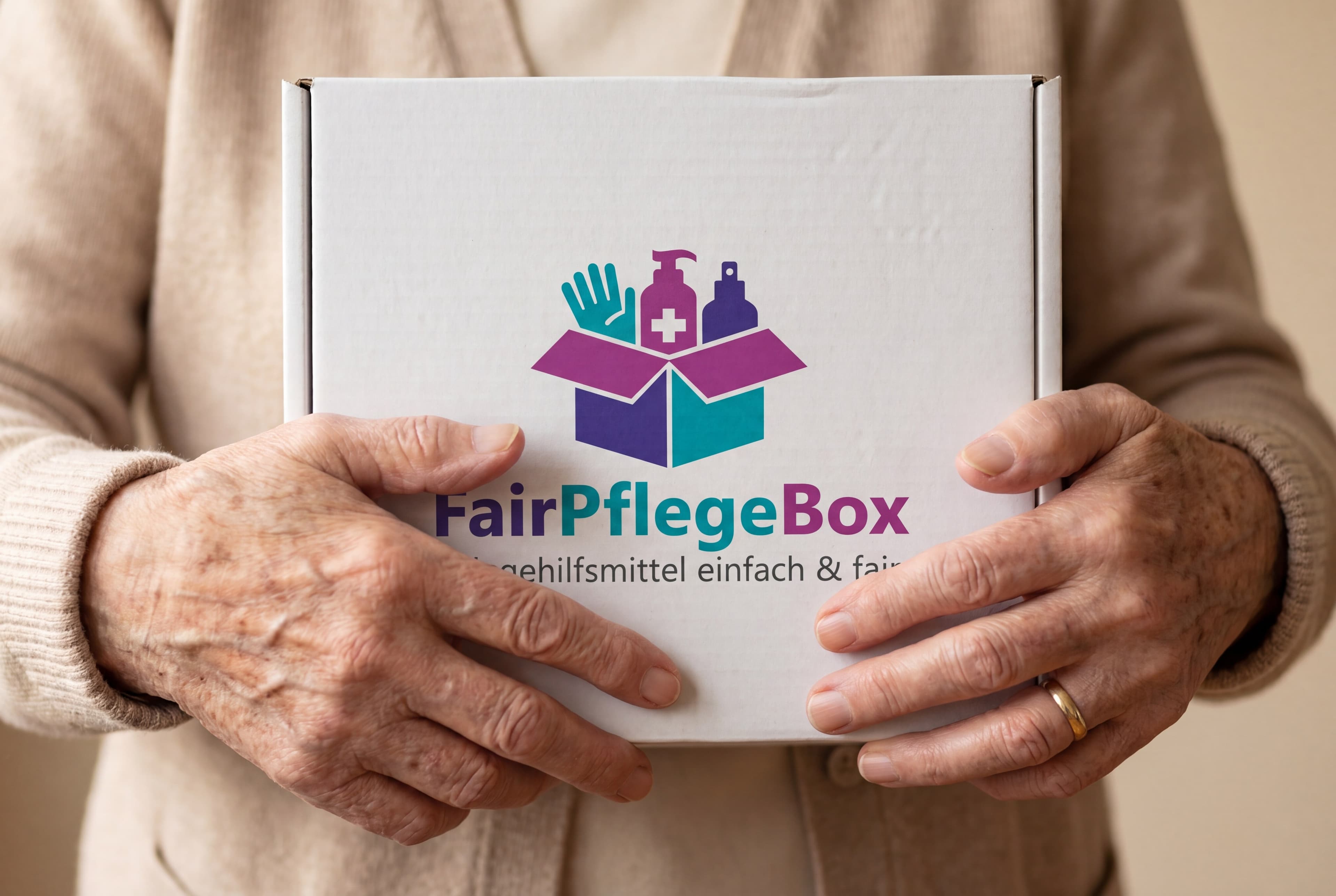 Seniorin hält FairPflegeBox in den Händen
